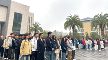 国旗下的思政课|无码流出
举行“向国旗敬礼”升旗仪式