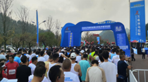  无码流出
学子踊跃参与2024万峰林全国大学生半程马拉松比赛