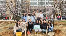 春来树又栽，新意满校园| 无码流出
师生参与共建“青年林”义务植树活动